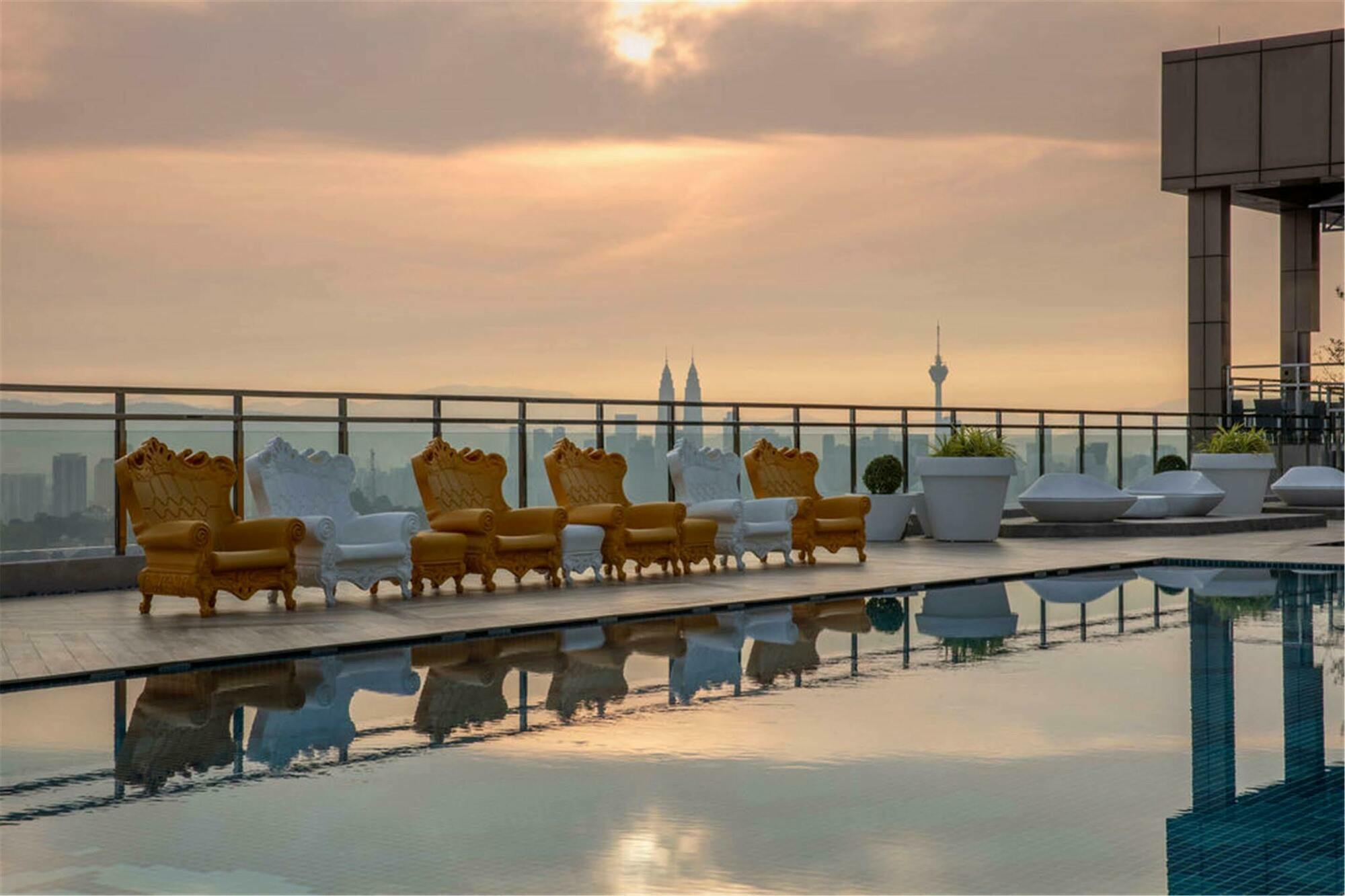 Готель Dorsett Hartamas Куала-Лумпур Екстер'єр фото The rooftop pool at the hotel